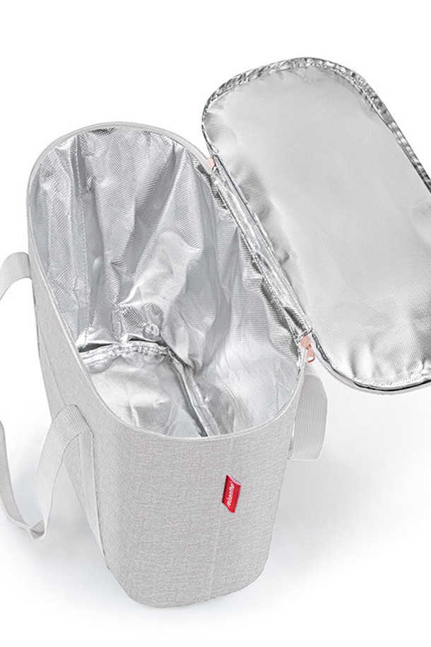 [라이젠탈] 써모 쇼퍼백 보온보냉백 트위스트스카이로즈 RSTOV1035는 재활용 PET 소재를 사용하여 제작된 미디엄 사이즈의 사각 쇼퍼백입니다. 15L 용량으로 피크닉, 캠핑, 쇼핑 등 다양한 용도로 활용 가능하며, 단열재 내장 및 방수 기능으로 내용물을 안전하게 보호합니다. 트위스트 패턴의 스카이 로즈 컬러, 지퍼 디자인, 와인병 수납 가능, 안정적인 바닥 설계 등 실용성과 심미성을 모두 갖춘 여성용 가방입니다.
