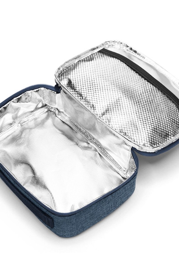 [라이젠탈] 써모 케이스 보온보냉백 트위스트블루 RSTOY4027는 캠핑, 피크닉, 여행, 일상에서 활용하기 좋은 미디엄 사이즈의 보온보냉백입니다. 재활용 PET 소재를 사용하여 환경까지 생각했으며, 내부 단열재와 방수 기능으로 내용물의 온도 유지에 효과적입니다. 트위스트블루 컬러의 사각 디자인에 손잡이, 내부 메쉬 포켓, 다용도 수납 기능이 더해져 실용성을 높였습니다.
