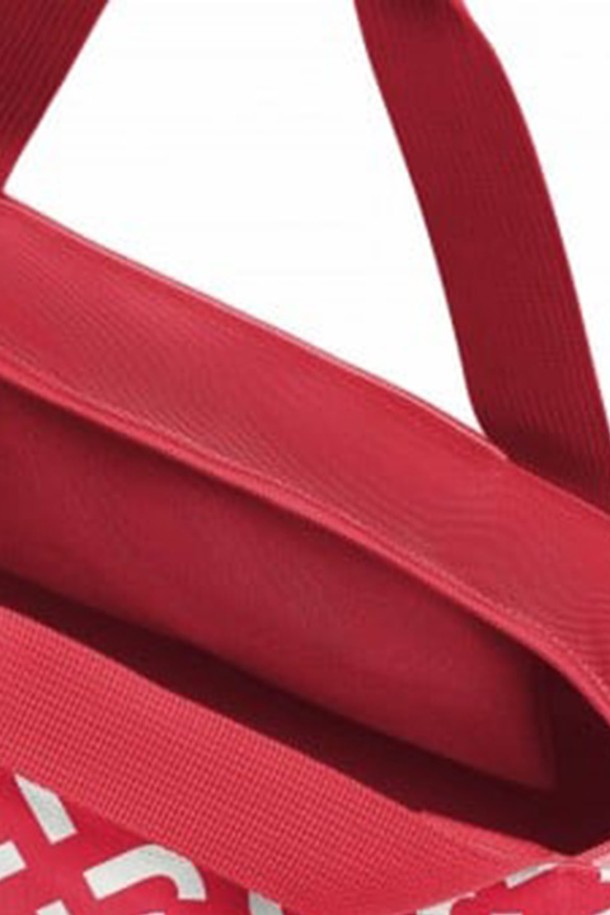 [라이젠탈] 쇼퍼백 M 시그니처레드 RSTZS3070은 15L 용량의 미디엄 사이즈 쇼퍼백입니다. 방수 기능의 폴리에스테르 소재로 제작되었으며, 시그니처 레드의 로고 프린트가 돋보입니다. 내부 지퍼 포켓, 어깨끈, 안정적인 바닥 구조를 갖추고 있으며, 재활용 소재를 사용하여 실용성과 친환경성을 모두 갖춘 여성 쇼핑 및 일상용 가방입니다.
