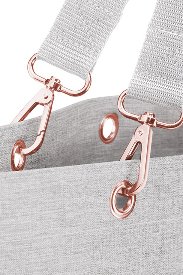 [라이젠탈] 쇼퍼백 XL 트위스트스카이로즈 RSTZU1035는 여성용 쇼퍼백으로, 넉넉한 수납공간과 실용성을 겸비한 라지 사이즈 가방입니다. 방수 기능과 가벼운 폴리에스테르 소재로 제작되어 일상 및 쇼핑 시 편안하게 사용할 수 있으며, 트위스트 플로럴 패턴과 스카이로즈 컬러가 산뜻한 느낌을 더합니다. 내부 지퍼 포켓이 있어 소지품을 안전하게 보관할 수 있으며, 도시적인 캐주얼 스타일을 연출하기에 좋습니다.
