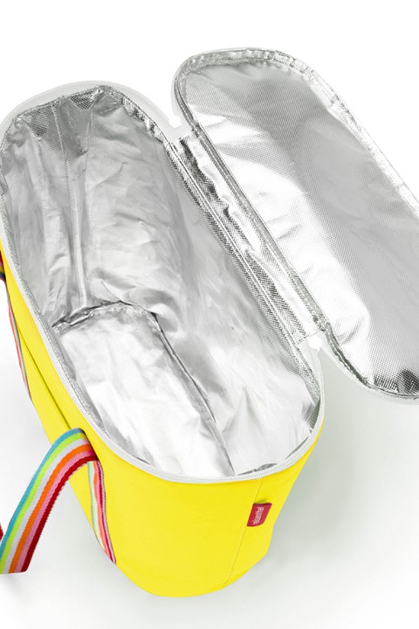 [라이젠탈] 써모 쇼퍼백 보온보냉백 팝레몬 RSTOV2032는 팝레몬을 비롯한 다양한 색상으로 출시된 미디엄 사이즈의 여성용 쇼퍼백입니다. 폴리에스테르 소재로 제작되어 가볍고 튼튼하며, 재활용 페트병을 사용하여 환경까지 생각했습니다. 방수 기능과 내부 단열재 처리를 통해 보온 및 보냉 기능을 제공하며, 피크닉, 캠핑, 일상생활 등 다양한 용도로 활용 가능합니다.
