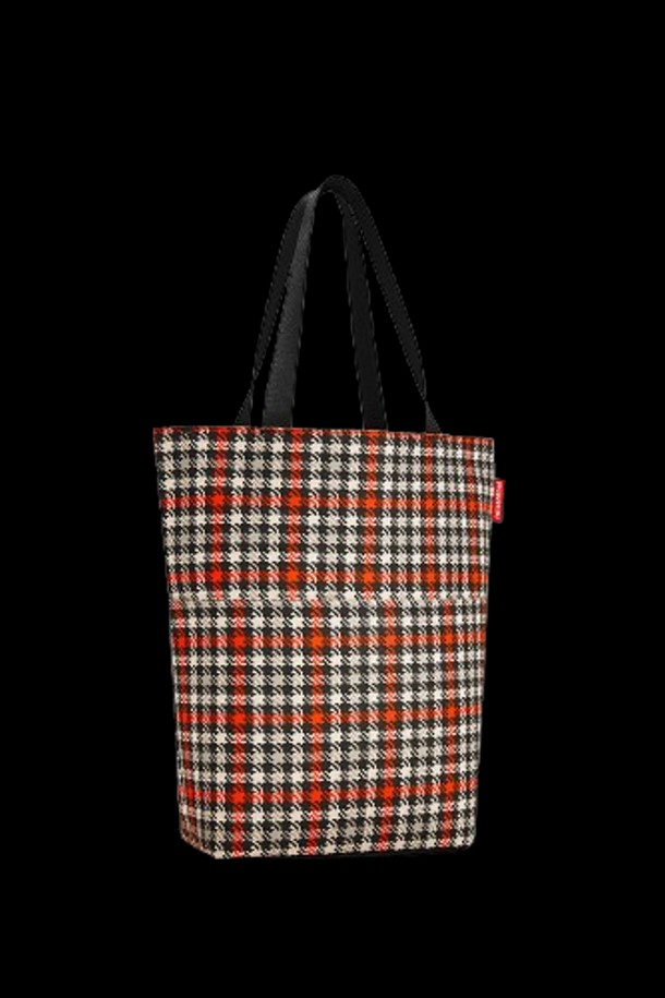 [라이젠탈] 시티 쇼퍼백 글렌체크레드 RSTZE3068은 47cm x 44cm x 17cm의 넉넉한 라지 사이즈로 25.2L 용량을 제공하며, 일상 및 쇼핑에 적합한 쇼퍼백입니다. 방수 기능과 경량성을 갖춘 폴리에스테르 소재에 레드 & 체크 패턴이 돋보이며, 재활용 PET 소재를 사용하여 환경까지 생각했습니다. 넉넉한 내부/외부 포켓과 내부 지퍼 포켓, 지퍼형 잠금 방식으로 실용성을 높였으며, 독일 디자인 어워드와 Plus X Award를 수상한 디자인으로 스타일리시함까지 더했습니다.
