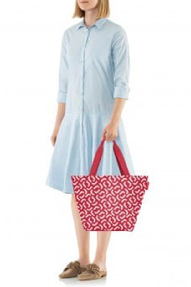 [라이젠탈] 쇼퍼백 M 시그니처레드 RSTZS3070은 15L 용량의 미디엄 사이즈 쇼퍼백입니다. 방수 기능의 폴리에스테르 소재로 제작되었으며, 시그니처 레드의 로고 프린트가 돋보입니다. 내부 지퍼 포켓, 어깨끈, 안정적인 바닥 구조를 갖추고 있으며, 재활용 소재를 사용하여 실용성과 친환경성을 모두 갖춘 여성 쇼핑 및 일상용 가방입니다.
