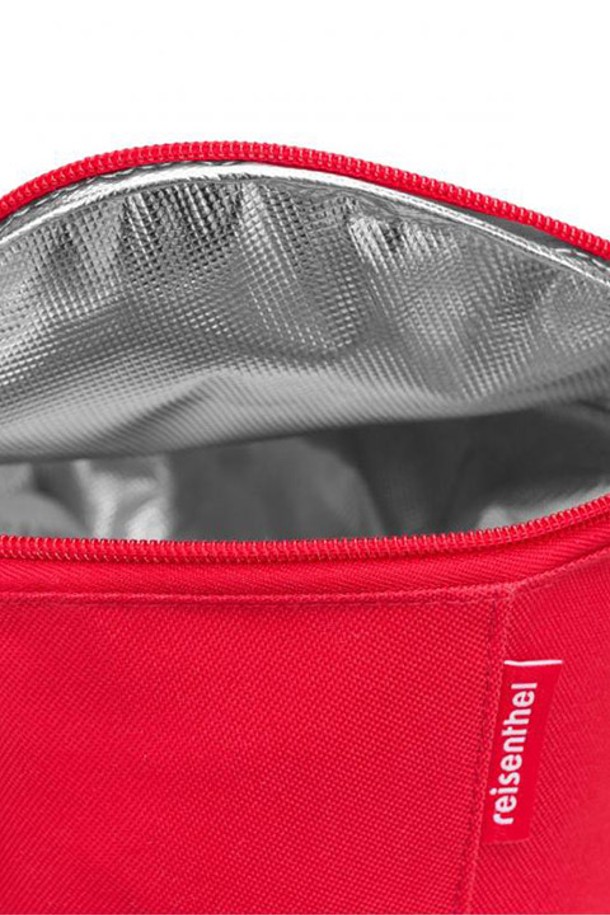 [라이젠탈] 미니 쿨러백 보온보냉백 레드는 피크닉, 캠핑, 일상에서 간편하게 사용할 수 있는 4L 용량의 미니 쿨러백입니다. 재활용 소재인 폴리에스테르를 사용하여 제작되었으며, 내부 단열재 처리로 보온과 보냉 기능을 제공하고 방수 기능까지 갖춰 실용적입니다. 컴팩트한 사각형 디자인에 지퍼형 잠금 방식으로 편리하며, 휴대성이 좋아 간단한 식사나 음료를 보관하기에 안성맞춤입니다.
