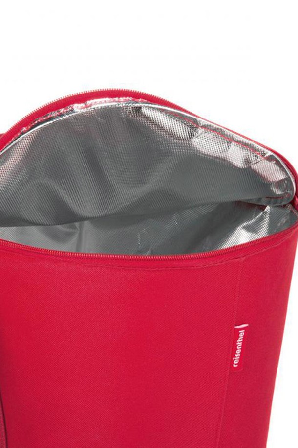 [라이젠탈] 쿨러백 보온보냉백 레드는 피크닉, 캠핑, 아웃도어 활동에 적합한 미디엄 사이즈의 사각 쿨러백입니다. 재활용 PET병 소재의 폴리에스테르로 제작되어 방수 기능을 제공하며, 내부 단열재를 적용하여 보온 및 보냉 기능을 갖췄습니다. 7.5L 또는 20L의 넉넉한 용량과 컴팩트한 폴딩 디자인, 넓은 바닥면으로 실용성을 높였으며, 지퍼형 잠금 방식과 무지 패턴의 세련된 레드 컬러가 특징입니다.
