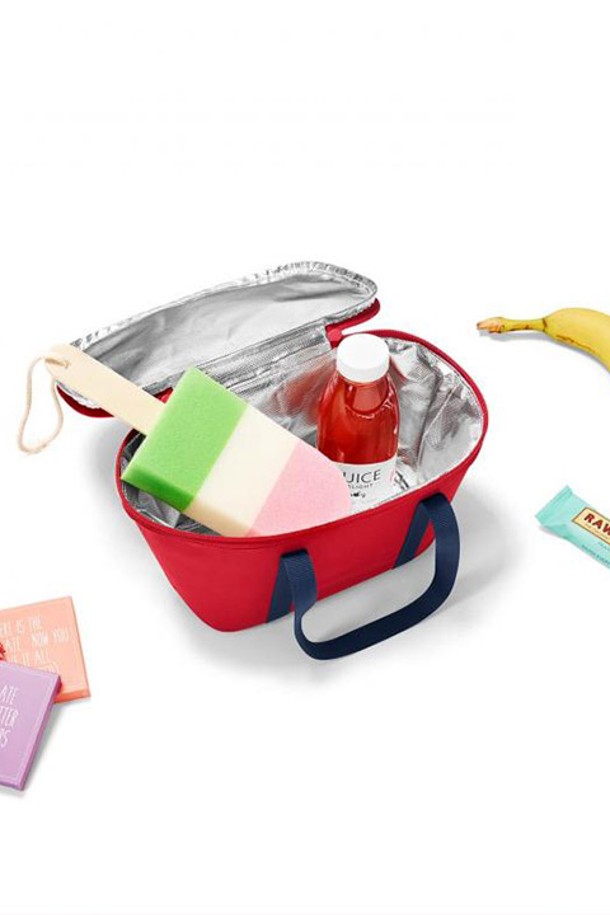 [라이젠탈] 미니 쿨러백 보온보냉백 레드는 피크닉, 캠핑, 일상에서 간편하게 사용할 수 있는 4L 용량의 미니 쿨러백입니다. 재활용 소재인 폴리에스테르를 사용하여 제작되었으며, 내부 단열재 처리로 보온과 보냉 기능을 제공하고 방수 기능까지 갖춰 실용적입니다. 컴팩트한 사각형 디자인에 지퍼형 잠금 방식으로 편리하며, 휴대성이 좋아 간단한 식사나 음료를 보관하기에 안성맞춤입니다.
