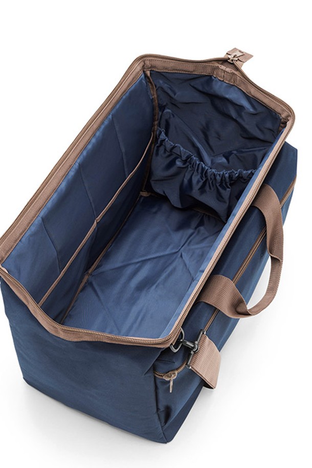 [라이젠탈] 올라운더 포켓 보스턴백 L 다크블루 RSTMK4059는 넉넉한 수납력과 실용성을 갖춘 여행용 보스턴백입니다. 방수 기능의 폴리에스테르 소재로 제작되었으며, 라지 사이즈에 맞춰 6개의 내부 수납공간과 2개의 외부 포켓을 제공합니다. 탈부착 어깨끈, 트롤리 결합, 기내 반입 가능하며, 다크블루 색상의 무지 디자인으로 여행, 스포츠, 일상 등 다양한 용도로 활용 가능합니다.
