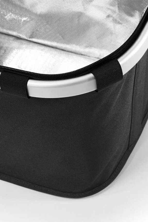 [라이젠탈] 캐리백 ISO 피크닉 가방 블랙 RSTBT7003는 48cm x 29cm x 28cm의 넉넉한 라지 사이즈로, 22L 용량의 수납공간을 제공하여 캠핑, 피크닉, 일상생활에서 활용하기 좋습니다. 방수 및 보온 기능을 갖춘 폴리에스테르 소재에 알루미늄 프레임을 더해 가볍고 튼튼하며, 내부 지퍼 포켓과 분리형 지지대, 단열재를 사용하여 실용성을 높였습니다. 심플한 블랙 무지 디자인의 사각 캐리백으로, 접이식, 손잡이, 지퍼형 잠금 방식 등 편리한 기능을 갖춘 실용적인 가방입니다.
