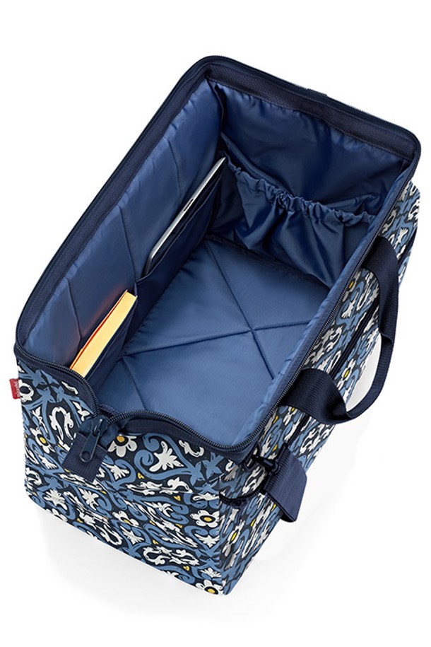 [라이젠탈] 올라운더 포켓 보스턴백 L 플로랄 RSTMK4067은 플로랄 패턴과 네이비 컬러의 조화가 돋보이는 라지 사이즈 보스턴백입니다. 폴리에스테르 소재로 제작되어 가볍고 튼튼하며, 방수 기능으로 내용물을 안전하게 보호합니다. 외부 지퍼 포켓 2개, 내부 수납 포켓 6개, 탈부착 가능한 어깨끈, 캐리어 결합 기능, 재활용 소재 사용 등 실용적인 기능들을 갖춘 여행 및 일상용 가방입니다.
