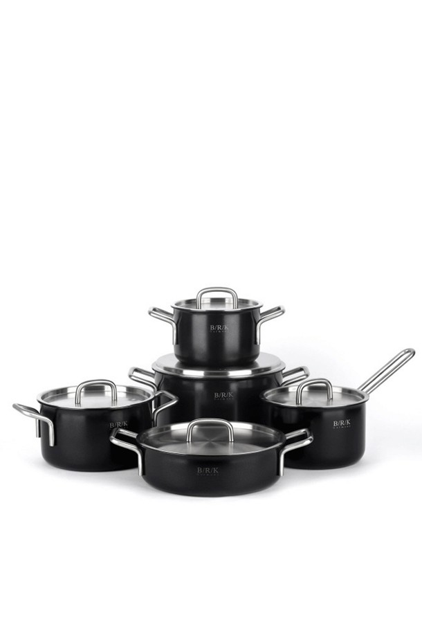[BRK] 노르딕 통5중 냄비 5종세트는 16cm, 18cm 편수, 20cm, 24cm, 24cm 전골 냄비로 구성된 실용적인 냄비 세트입니다. 고급스러운 블랙 색상의 디자인과 통5중 구조로 뛰어난 열전도성과 내구성을 자랑하며, 인덕션에서도 사용 가능합니다. 다양한 요리에 활용 가능한 실용적인 사이즈 구성과 양손잡이 형태로 편리하게 사용할 수 있습니다.

