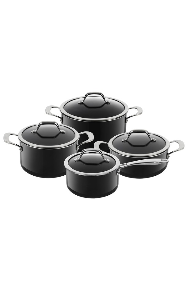 [BRK] 스마트 매직 냄비 4종 세트 블랙은 주방의 품격을 높여줄 조리 도구입니다. 18편수, 20L, 20H, 24cm 크기의 냄비 4종으로 구성되어 다양한 요리에 활용할 수 있습니다. 열전도율이 뛰어난 알루미늄 소재에 논스틱 코팅이 적용되어 음식 조리가 용이하며, 음식이 눌어붙는 것을 방지합니다. 양손잡이 및 편수 손잡이 디자인으로 편리하게 사용할 수 있으며, 뚜껑이 포함되어 있어 조리 과정을 더욱 간편하게 합니다. 세련된 블랙 컬러와 스마트한 디자인으로 주방의 인테리어 효과까지 더해줍니다.
