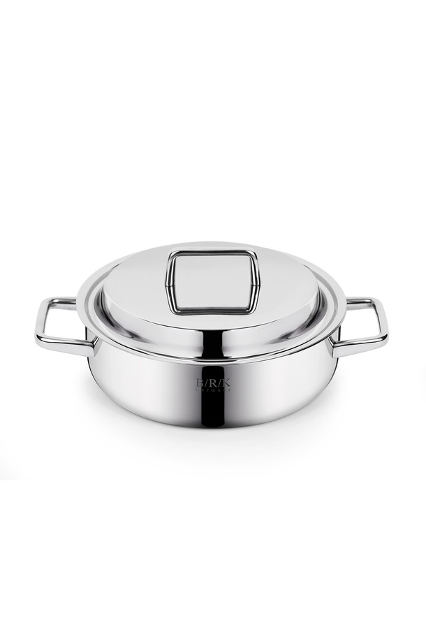 [BRK] 스마트 프로 통5중 전골냄비 24cm는 조리용으로 사용되는 스테인리스 소재의 양손잡이 전골냄비입니다. 24cm 사이즈의 실버 색상으로, 뚜껑이 포함되어 있어 편리하게 사용할 수 있습니다. 통5중 구조로 제작되어 열 효율이 뛰어나고, 음식의 고른 조리를 돕습니다. '스마트 프로' 라인으로, 실용성과 디자인을 모두 갖춘 제품입니다. 깊이 있는 조리가 필요한 전골 요리에 적합합니다.
