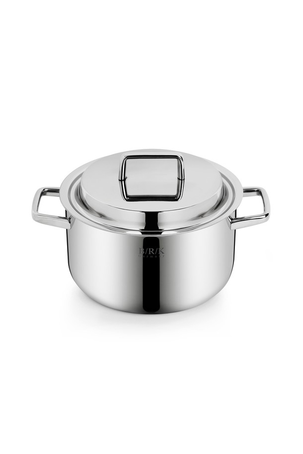 [BRK] 스마트 프로 통5중 양수냄비 20cm는 스테인리스 스틸 소재로 제작되었으며, 양손잡이 디자인으로 편리하게 사용할 수 있습니다. 20cm 사이즈로 다양한 요리에 활용 가능하며, 뚜껑이 포함되어 있어 조리 시 유용합니다. 제품 특징은 '스마트 프로'와 '통5중 구조'이며, 실버 색상으로 주방 인테리어에 모던함을 더합니다. BRK 브랜드의 이 냄비는 뛰어난 열 효율과 내구성을 자랑합니다.
