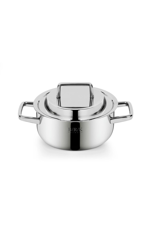 [BRK] 스마트 프로 통5중 양수냄비 16cm은 고급 스테인리스 스틸 소재로 제작된 5중 구조의 프리미엄 쿡웨어입니다. 매끄러운 촉감과 실버 색상이 주방의 품격을 높여줍니다. 16cm 사이즈의 양수 냄비로, 뛰어난 열전도성으로 음식을 빠르고 균일하게 조리할 수 있습니다. 양수 손잡이가 있어 안전하고 편리하게 사용할 수 있으며, 조리 및 주방 용도로 적합합니다. 무지 패턴의 심플한 디자인으로 어떤 주방에도 잘 어울립니다.
