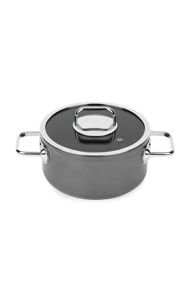 [BRK] 스마트 프로쿡 양수냄비 24cm는 알루미늄 소재의 24cm 양수냄비입니다. 그레이 색상으로 세련된 디자인을 자랑하며, 이중 손잡이로 안전하고 편리하게 사용할 수 있습니다. 요리 시 편리함을 더하는 손잡이 기능이 있으며, 스마트 프로쿡 기술이 적용되어 더욱 효율적인 조리가 가능합니다. 실용성과 디자인을 모두 갖춘 주방 필수템입니다.
