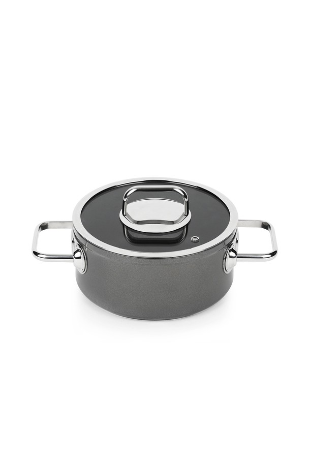 [BRK] 스마트 프로쿡 양수냄비 20cm는 조리에 최적화된 양수냄비입니다. 3중 논스틱 GRAEBLON 프리미엄 코팅으로 음식이 눌어붙지 않아 편리하며, 강화유리 뚜껑과 실리콘 고무 부품으로 안전성을 높였습니다. 20cm 사이즈로 다양한 요리에 활용 가능하며, 열전도성이 우수하여 조리 시간을 단축시켜줍니다. 내열 손잡이와 녹 방지 기능은 물론, 식기세척기 사용이 가능하여 위생적인 관리가 용이합니다. 수분 및 영양소 손실을 최소화하여 더욱 건강한 요리를 즐길 수 있습니다.
