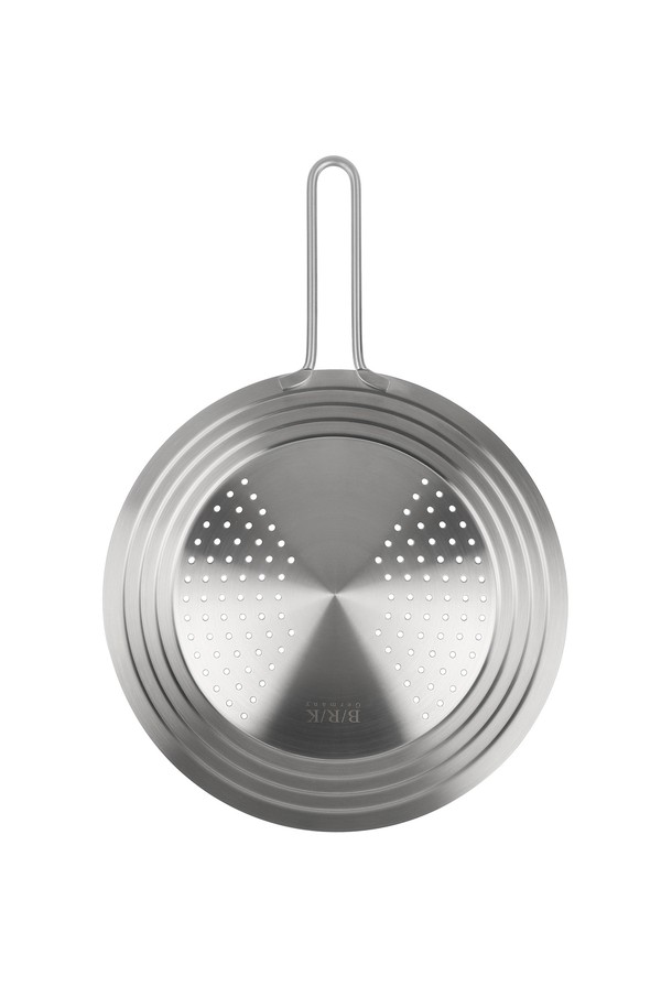 [BRK] 멀티 튐방지 뚜껑 STS는 조리 시 기름 튐을 방지하고 요리의 즐거움을 더하는 주방 필수품입니다. 22-28cm 조리기구와 호환되며, 프리미엄 304 스테인리스스틸 소재로 제작되어 내구성이 뛰어나고 위생적인 사용이 가능합니다. 손잡이가 있어 안전하게 사용 가능하며, 미세 구멍을 통해 스팀을 배출하여 내용물이 넘치는 것을 방지합니다. 걸이식 보관으로 공간 활용도를 높였으며, 튀김, 그릴 요리 등 다양한 조리에 활용할 수 있습니다. 단, 직접 가열 및 전자레인지 사용은 불가합니다.
