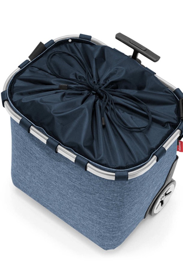 [라이젠탈] 캐리 크루저 쇼핑 카트 트위스트블루 RSTOE4027은 40L 용량의 라지 사이즈 쇼핑 카트로, 폴리에스터 소재의 무지 디자인입니다. 트위스트 블루 색상과 손잡이, 어깨끈 디자인으로 실용성을 더했으며, 접이식, 사이즈 조절, 회전 바퀴, 탈부착 내부 포켓, 메쉬 포켓 등의 기능으로 편리함을 높였습니다.  쇼핑 카트 연결 및 자동차 트렁크 수납이 가능하며, 2L 물병 8개까지 수납할 수 있어 쇼핑이나 일상생활에서 활용하기 좋습니다.
