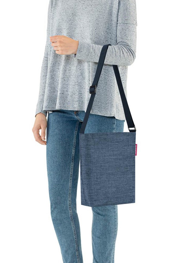 [라이젠탈] 숄더백 S 트위스트블루 RSTHY4027는 재활용 PET 소재로 제작되어 친환경적인 숄더백입니다. 트위스트 블루 컬러의 무지 디자인에 사각 모양으로 제작되었으며, 지퍼형 잠금 방식에 내부 포켓과 조절 가능한 숄더 스트랩을 갖춰 실용성을 높였습니다.  크로스백으로도 활용 가능하며, 일상생활에서 가볍게 사용하기 좋은 스몰 사이즈 가방입니다.
