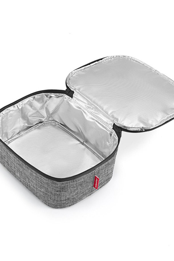 [라이젠탈] 쿨러백 M 포켓 트위스트실버 RSTLF7052는 피크닉, 캠핑, 여행 시 유용한 보온보냉 가방입니다. 폴리에스테르 소재에 방수 기능을 갖춘 미디엄 사이즈의 사각 쿨러백으로, 다양한 색상과 도트 또는 스트라이프 패턴으로 디자인되었습니다. 투웨이 지퍼, 손잡이, 내부 단열재 등 실용적인 기능과 컴팩트한 사이즈로 편리하게 사용할 수 있습니다.
