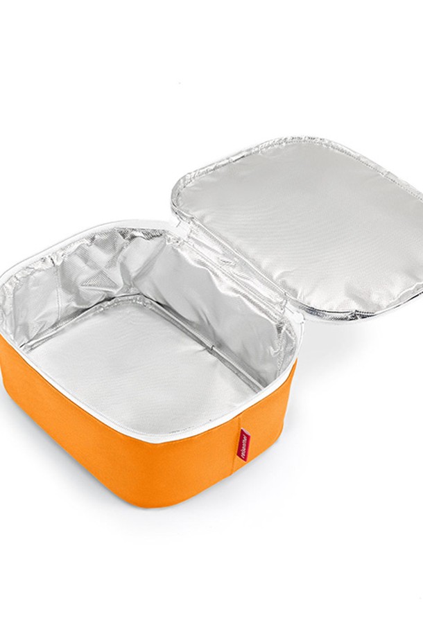 [라이젠탈] 쿨러백 M 포켓 보온보냉백 팝만다린 RSTLF3081은 오렌지 및 만다린 컬러의 폴리에스테르 소재 미디엄 사이즈 쿨러백입니다. 사각형 디자인에 지퍼 커버, 양방향 지퍼와 손잡이가 있으며, 내부 단열재를 사용하여 보온 및 보냉 기능을 제공합니다. 캠핑, 피크닉, 여행 시 유용하며, 재활용 PET 소재를 사용하여 경량성을 확보했습니다.
