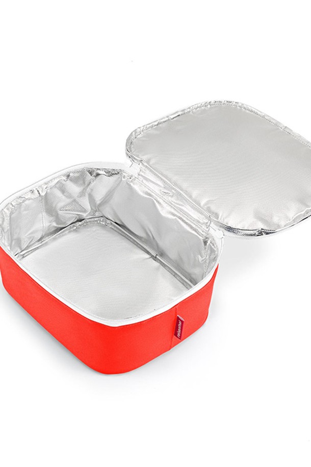 [라이젠탈] 쿨러백 M 포켓 팝스트로베리 RSTLF3082는 산뜻한 Pop Strawberry 컬러와 사각 모양으로 디자인된 보온보냉 가방입니다. 재활용 PET병 소재를 사용하여 환경까지 생각했으며, 내부 단열재와 투웨이 지퍼, 손잡이, 지퍼 커버 디테일을 더해 실용성을 높였습니다. 캠핑, 피크닉, 여행 시 음식과 음료를 신선하게 유지해 주며, 화장품 파우치로도 활용할 수 있는 간편한 휴대성을 자랑합니다.
