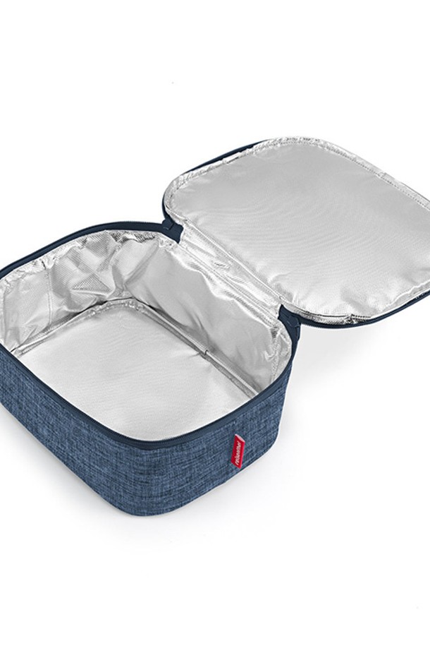 [라이젠탈] 쿨러백 M 포켓 트위스트블루는 보온, 보냉, 방수가 가능한 실용적인 쿨러백입니다. 미디엄 사이즈의 사각 가방 형태로, 폴리에스터 소재에 트위스트블루 컬러가 세련된 디자인을 연출하며, 양방향 지퍼와 내부 단열재, 손잡이, 친환경 재생 소재를 사용하여 편리성을 더했습니다. 캠핑, 피크닉, 여행 등 다양한 용도로 활용할 수 있는 실용적인 아이템입니다.
