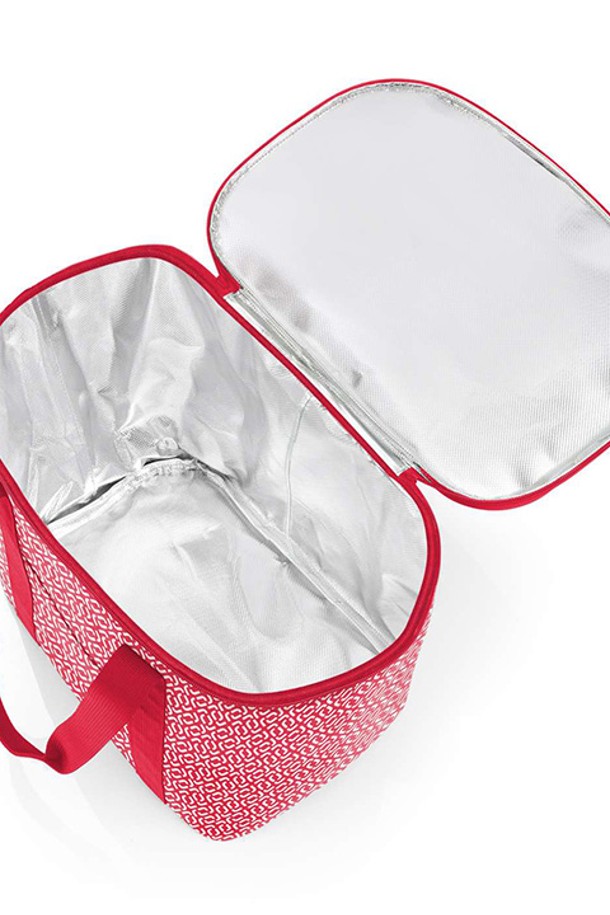 [라이젠탈] 쿨러백 XL 보온보냉백 시그니처레드는 30L 대용량의 라지 사이즈 쿨러백입니다. 재활용 소재인 폴리에스테르를 사용하여 방수 기능과 보온/보냉 기능을 동시에 갖췄으며, EVA 소재 뚜껑과 클립 홀더, 그리고 테이블로 활용 가능한 실용적인 디자인이 돋보입니다. 캠핑, 피크닉, 아웃도어 활동에 적합하며, 시그니처 레드 컬러와 로고 패턴, 지퍼 디테일이 세련된 디자인을 완성합니다.
