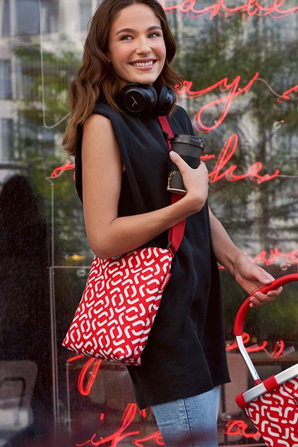 [라이젠탈] 숄더백 S 트위스트블루 RSTHY4027는 재활용 PET 소재로 제작되어 친환경적인 숄더백입니다. 트위스트 블루 컬러의 무지 디자인에 사각 모양으로 제작되었으며, 지퍼형 잠금 방식에 내부 포켓과 조절 가능한 숄더 스트랩을 갖춰 실용성을 높였습니다.  크로스백으로도 활용 가능하며, 일상생활에서 가볍게 사용하기 좋은 스몰 사이즈 가방입니다.
