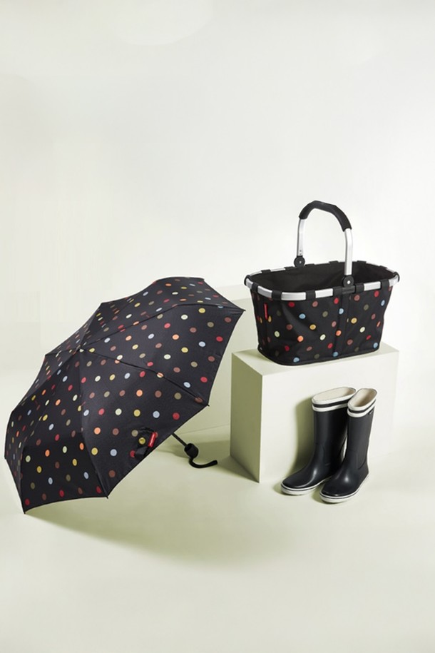 [라이젠탈] 포켓 우산 듀오매틱 도트 RSTRR7009는 블랙과 네이비 색상으로 출시된, 일상생활에 적합한 접이식 우산입니다. 폴리에스테르, 유리섬유, 스틸 소재로 제작되었으며, 자동 개폐 기능과 120km/h 내풍 설계를 갖춰 튼튼하게 사용할 수 있습니다. 미니 사이즈에 350g의 초경량으로 휴대성이 뛰어나며, 도트 무늬 디자인과 인체공학적 손잡이, 자동 리버스 기능으로 편리성을 더했습니다.
