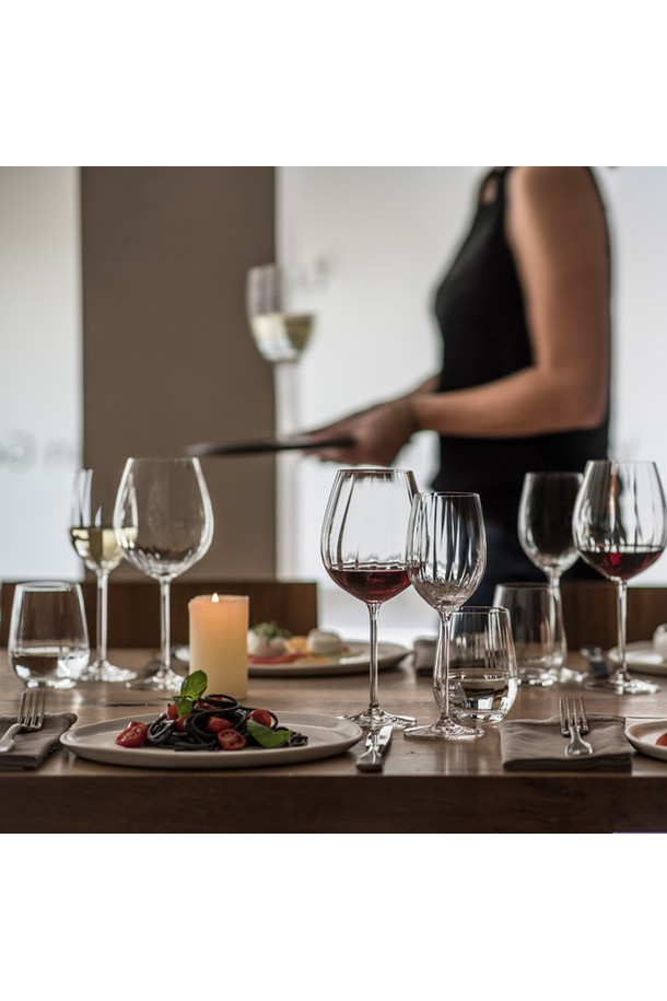 [즈비젤글라스] 프리즈마 와인잔은 티타늄과 지르코늄 성분을 함유한 크리스탈 글라스 와인잔입니다. 높은 투명도와 광택, 뛰어난 내구성을 자랑하며 맑고 아름다운 울림을 선사합니다. 무연, 무바륨으로 제작되어 안심하고 사용할 수 있으며, 유연한 스템 디자인이 특징입니다. 레드와인잔, 올라운드잔, 화이트와인잔, 보르도와인잔 2P씩 구성되어 있으며, 와인 시음 및 고급 다이닝에 적합합니다. 호일커터가 함께 증정됩니다.
