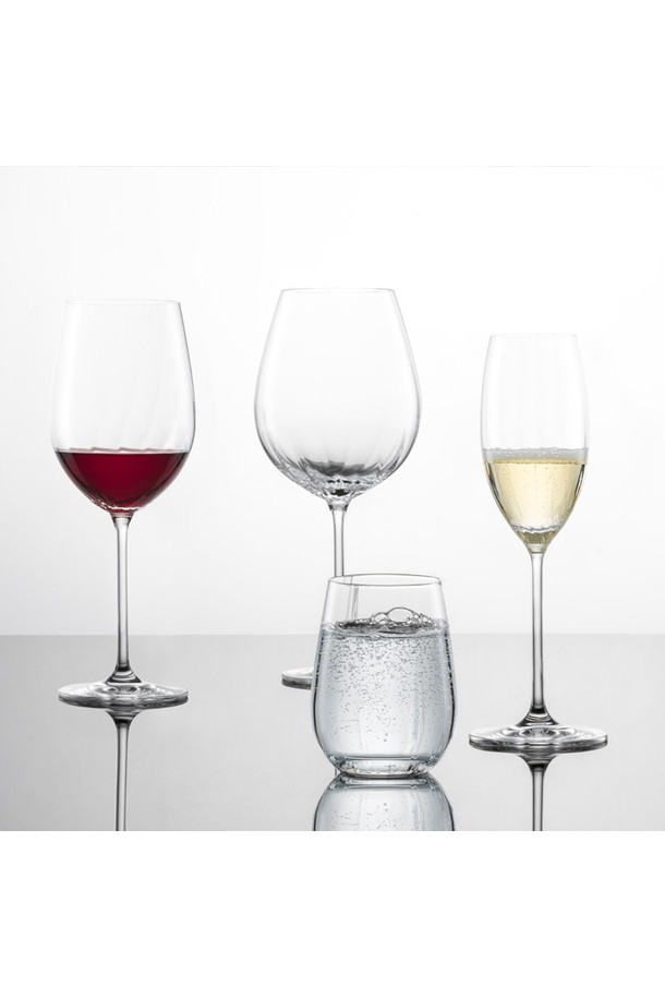 [즈비젤글라스] 프리즈마 와인잔은 티타늄과 지르코늄 성분을 함유한 크리스탈 글라스 와인잔입니다. 높은 투명도와 광택, 뛰어난 내구성을 자랑하며 맑고 아름다운 울림을 선사합니다. 무연, 무바륨으로 제작되어 안심하고 사용할 수 있으며, 유연한 스템 디자인이 특징입니다. 레드와인잔, 올라운드잔, 화이트와인잔, 보르도와인잔 2P씩 구성되어 있으며, 와인 시음 및 고급 다이닝에 적합합니다. 호일커터가 함께 증정됩니다.
