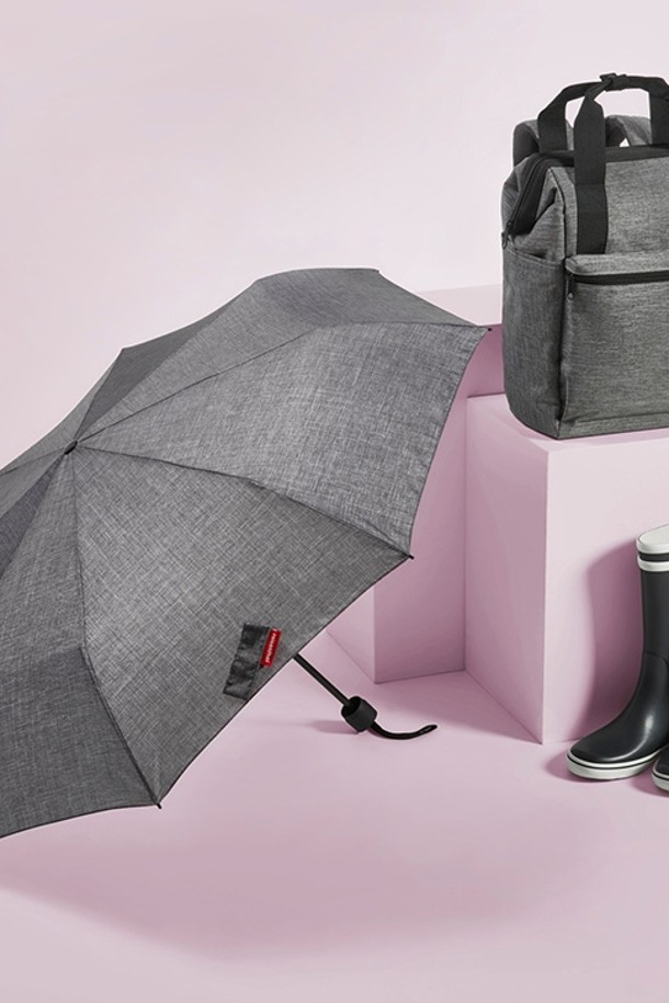 [라이젠탈] 포켓 우산 듀오매틱 도트 RSTRR7009는 블랙과 네이비 색상으로 출시된, 일상생활에 적합한 접이식 우산입니다. 폴리에스테르, 유리섬유, 스틸 소재로 제작되었으며, 자동 개폐 기능과 120km/h 내풍 설계를 갖춰 튼튼하게 사용할 수 있습니다. 미니 사이즈에 350g의 초경량으로 휴대성이 뛰어나며, 도트 무늬 디자인과 인체공학적 손잡이, 자동 리버스 기능으로 편리성을 더했습니다.
