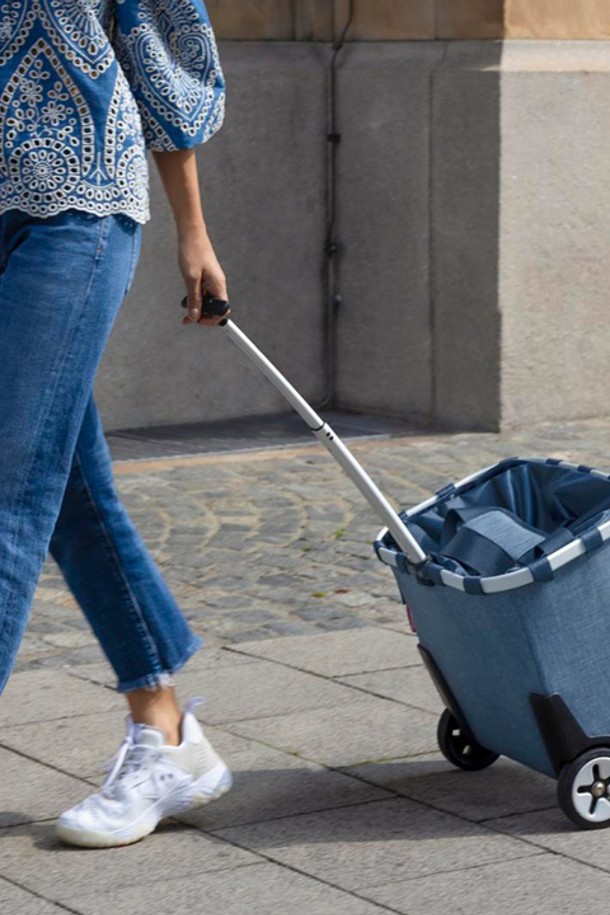 [라이젠탈] 캐리 크루저 쇼핑 카트 트위스트블루 RSTOE4027은 40L 용량의 라지 사이즈 쇼핑 카트로, 폴리에스터 소재의 무지 디자인입니다. 트위스트 블루 색상과 손잡이, 어깨끈 디자인으로 실용성을 더했으며, 접이식, 사이즈 조절, 회전 바퀴, 탈부착 내부 포켓, 메쉬 포켓 등의 기능으로 편리함을 높였습니다.  쇼핑 카트 연결 및 자동차 트렁크 수납이 가능하며, 2L 물병 8개까지 수납할 수 있어 쇼핑이나 일상생활에서 활용하기 좋습니다.
