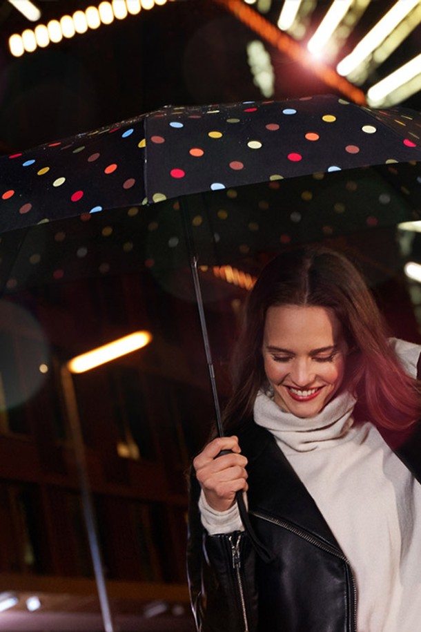 [라이젠탈] 포켓 우산 듀오매틱 도트 RSTRR7009는 블랙과 네이비 색상으로 출시된, 일상생활에 적합한 접이식 우산입니다. 폴리에스테르, 유리섬유, 스틸 소재로 제작되었으며, 자동 개폐 기능과 120km/h 내풍 설계를 갖춰 튼튼하게 사용할 수 있습니다. 미니 사이즈에 350g의 초경량으로 휴대성이 뛰어나며, 도트 무늬 디자인과 인체공학적 손잡이, 자동 리버스 기능으로 편리성을 더했습니다.
