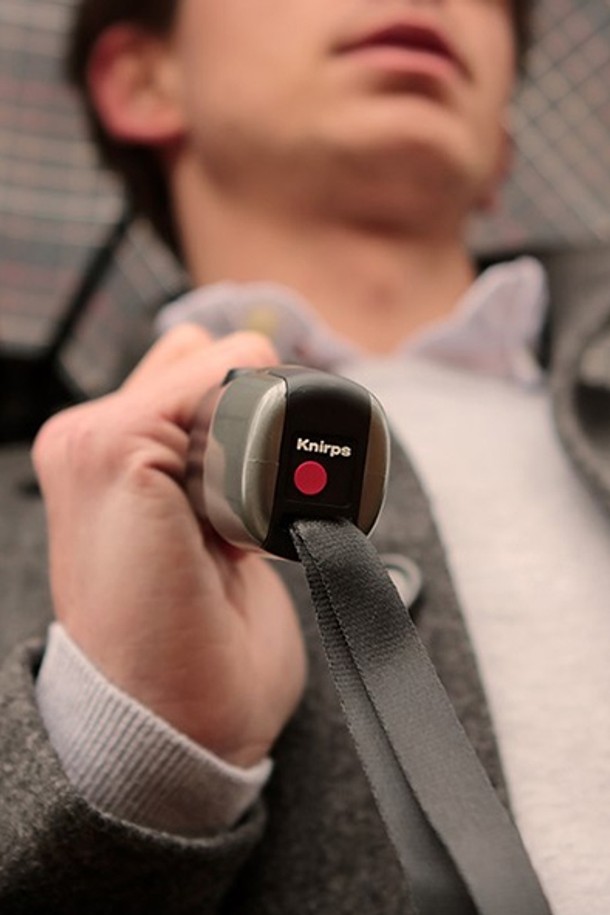 [라이젠탈] 포켓 우산 미니 시그니처핫블랙 RSTRT7058은 190g 초경량 무게에 자동 개폐 기능, 100km/h 강풍 테스트를 통과한 튼튼함을 자랑하는 접이식 우산입니다. 시그니처 도트 패턴의 블랙 컬러 디자인으로, 재활용 PET병 소재와 유리섬유 우산살, 자동 잠금 메커니즘을 적용하여 실용성과 내구성을 모두 갖췄습니다. 미니 사이즈로 휴대성이 뛰어나며, 방수 기능을 갖춰 언제 어디서든 편리하게 사용할 수 있습니다.
