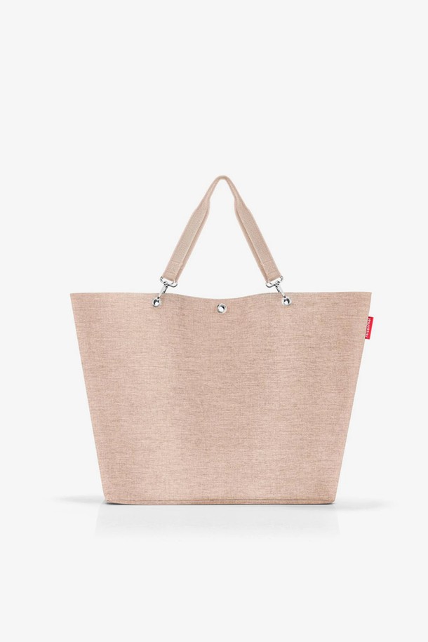 [라이젠탈] 쇼퍼백 XL 트위스트커피 RSTZU6041은 넉넉한 수납력을 자랑하는 여성용 쇼퍼백입니다. 재활용 PET병 14개를 사용하여 제작된 친환경적인 폴리에스테르 소재로 제작되었으며, 35L의 넉넉한 용량과 방수 기능을 제공합니다. 내부 지퍼 포켓, 조절 가능한 어깨끈, 6단계 어깨끈 위치 조절 기능과 사각 형태의 디자인으로 쇼핑, 수영, 헬스 등 다용도로 활용 가능합니다.
