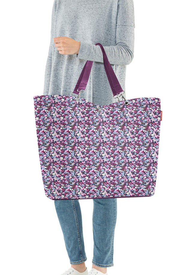 [라이젠탈] 쇼퍼백 XL 비올라모브 RSTZU3080은 여성 고객을 위한 라지 사이즈의 쇼퍼백입니다. 방수 기능과 사이즈 조절이 가능한 폴리에스테르 소재로 제작되었으며, 비올라 모브 색상의 무지 디자인이 특징입니다. 35L 용량으로 넉넉한 수납이 가능하며, 내부 지퍼 포켓, 조절 가능한 어깨끈, 재활용 PET병으로 제작된 친환경적인 가방입니다.
