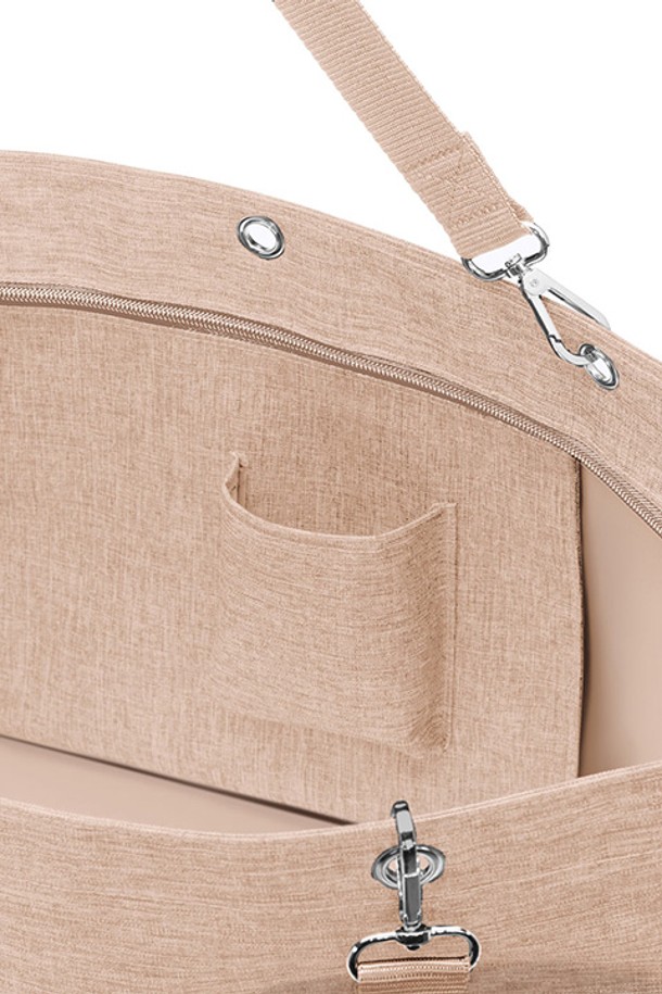 [라이젠탈] 쇼퍼백 XL 트위스트커피 RSTZU6041은 넉넉한 수납력을 자랑하는 여성용 쇼퍼백입니다. 재활용 PET병 14개를 사용하여 제작된 친환경적인 폴리에스테르 소재로 제작되었으며, 35L의 넉넉한 용량과 방수 기능을 제공합니다. 내부 지퍼 포켓, 조절 가능한 어깨끈, 6단계 어깨끈 위치 조절 기능과 사각 형태의 디자인으로 쇼핑, 수영, 헬스 등 다용도로 활용 가능합니다.
