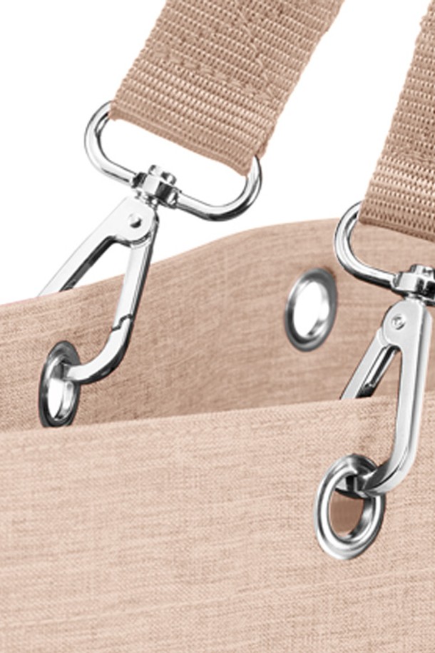 [라이젠탈] 쇼퍼백 XL 트위스트커피 RSTZU6041은 넉넉한 수납력을 자랑하는 여성용 쇼퍼백입니다. 재활용 PET병 14개를 사용하여 제작된 친환경적인 폴리에스테르 소재로 제작되었으며, 35L의 넉넉한 용량과 방수 기능을 제공합니다. 내부 지퍼 포켓, 조절 가능한 어깨끈, 6단계 어깨끈 위치 조절 기능과 사각 형태의 디자인으로 쇼핑, 수영, 헬스 등 다용도로 활용 가능합니다.
