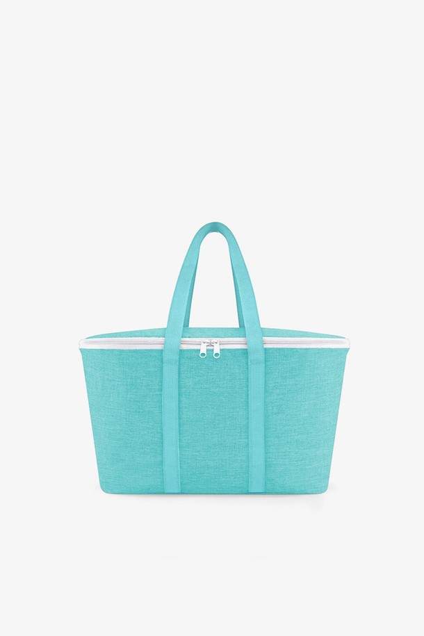 [라이젠탈] 쿨러백 보온보냉백 트위스트오션 RSTUH4086은 피크닉, 캠핑, 일상생활에서 활용하기 좋은 가방입니다. 20L 미디엄 사이즈의 폴리에스테르 소재로 제작되었으며, Twist Ocean 등 다양한 17가지 색상으로 만나볼 수 있습니다. 보온 및 보냉 기능을 갖춰 음식의 신선함을 유지해주며, 방수 기능으로 내용물을 안전하게 보호합니다. 접이식 디자인과 넓은 바닥면, 지퍼형 잠금방식으로 실용성을 더했습니다. 재활용 PET병 소재를 사용하여 환경까지 생각했으며, 음료 2개와 대형 밀폐용기를 수납할 수 있고 트렁크나 주머니에 보관하기 용이합니다.
