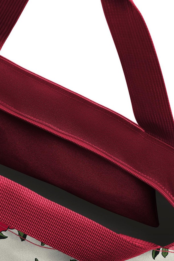 [라이젠탈] 쇼퍼백 M 가든화이트 RSTZS1039는 여성용 미디엄 사이즈 쇼퍼백입니다. 플로럴 패턴의 가든화이트 컬러 폴리에스테르 소재로 제작되어 발수 기능을 갖췄으며, 재활용 PET 소재를 사용하여 환경까지 생각했습니다. 내부 지퍼 포켓, 어깨끈, 안정적인 바닥 구조를 갖춰 쇼핑, 수영장, 일상생활에서 편리하게 사용할 수 있습니다. 75L의 넉넉한 용량으로, 캐주얼, 미니멀, 리조트 스타일의 쇼핑룩과 휴가룩에 잘 어울립니다.
