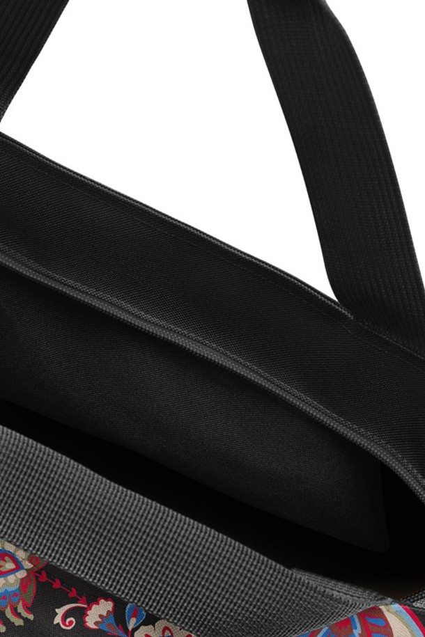 [라이젠탈] 쇼퍼백 M 페이즐리블랙 RSTZS7064는 여성용 쇼퍼백으로, 75L의 넉넉한 용량과 미디엄 사이즈로 제작되었습니다. 블랙 바탕에 페이즐리 무늬가 돋보이며, 방수 기능과 가벼운 무게를 자랑하여 쇼핑, 수영, 헬스, 일상 등 다양한 용도로 활용하기 좋습니다. 재활용 PET병 14개를 사용하여 제작되었으며, 내부 지퍼 포켓과 숄더 스트랩, 그리고 튼튼한 구조로 실용성을 더했습니다.
