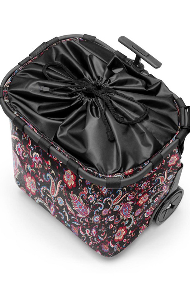 [라이젠탈] 캐리 크루저 쇼핑 카트 프레임페이즐리블랙 RSTOE7063는 40L의 넉넉한 수납공간을 제공하는 쇼핑 카트입니다. 재활용 PET 소재의 폴리에스터를 사용하여 제작되었으며, 블랙 바탕에 페이즐리 패턴이 돋보이는 디자인입니다. 발수 기능과 함께 접이식으로 편리하게 보관할 수 있으며, 쇼핑 카트 고정 및 트렁크 보관이 가능하여 실용성을 높였습니다. 내부 메쉬 포켓과 2L 물병 8개까지 수납 가능한 넉넉한 수납력은 쇼핑과 여행에 유용하며, 부드럽게 회전하는 바퀴와 길이 조절 손잡이, 어깨끈으로 편안한 이동을 돕습니다.
