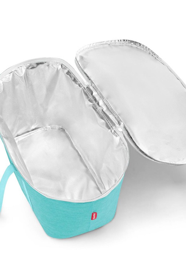 [라이젠탈] 쿨러백 보온보냉백 트위스트오션 RSTUH4086은 피크닉, 캠핑, 일상생활에서 활용하기 좋은 가방입니다. 20L 미디엄 사이즈의 폴리에스테르 소재로 제작되었으며, Twist Ocean 등 다양한 17가지 색상으로 만나볼 수 있습니다. 보온 및 보냉 기능을 갖춰 음식의 신선함을 유지해주며, 방수 기능으로 내용물을 안전하게 보호합니다. 접이식 디자인과 넓은 바닥면, 지퍼형 잠금방식으로 실용성을 더했습니다. 재활용 PET병 소재를 사용하여 환경까지 생각했으며, 음료 2개와 대형 밀폐용기를 수납할 수 있고 트렁크나 주머니에 보관하기 용이합니다.
