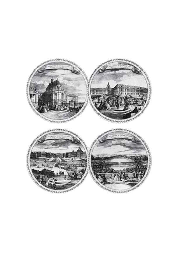 프랑스 지앙 브랜드의 [지앙] 베르사유 쿠키 접시 4p 세트입니다. 도자기 소재에 화이트, 블랙 컬러로 이루어져 있으며, 베르사유 궁전을 모티브로 한 풍경화와 건축물 패턴/무늬가 특징입니다. 클래식하고 앤틱한 스타일의 식기로, 쿠키 등을 담는 용도로 사용하기 좋습니다.
