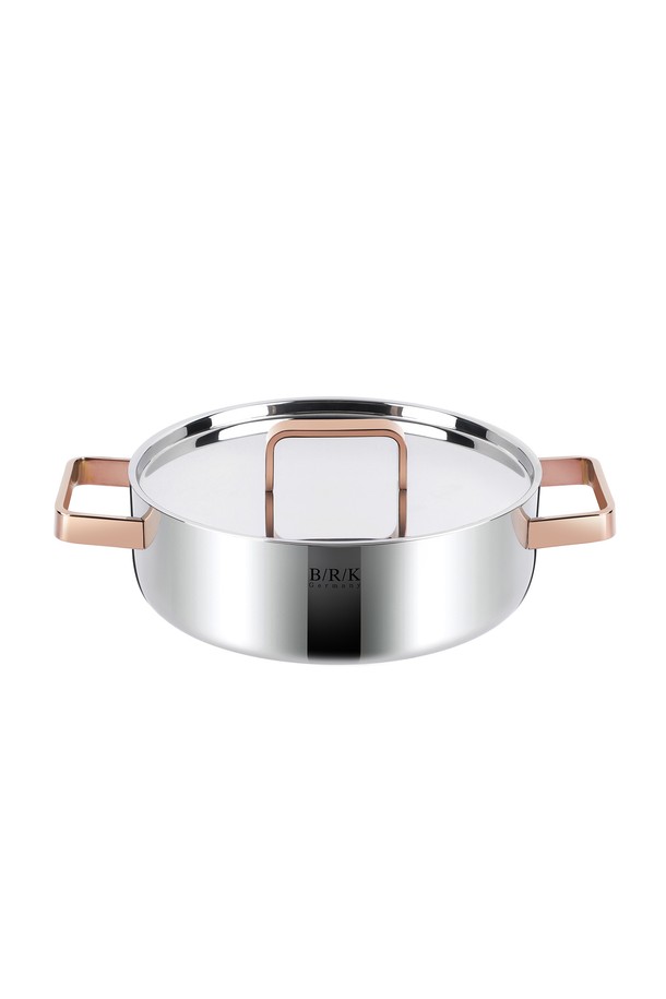 [BRK] 로즈골드 통5중 스테인리스 스틸 전골 냄비 24cm는 통5중 스테인리스 스틸 구조로 제작되어 뛰어난 내구성과 열 효율을 자랑합니다. 고급스러운 로즈골드 색상의 손잡이가 세련된 주방 분위기를 연출합니다. 넉넉한 24cm 사이즈로 다양한 전골 요리를 편리하게 즐길 수 있습니다. 전골 요리에 최적화된 디자인으로, 식탁 위에서 품격 있는 요리를 완성해보세요. 오래도록 변함없이 사용할 수 있는 견고한 냄비입니다.
