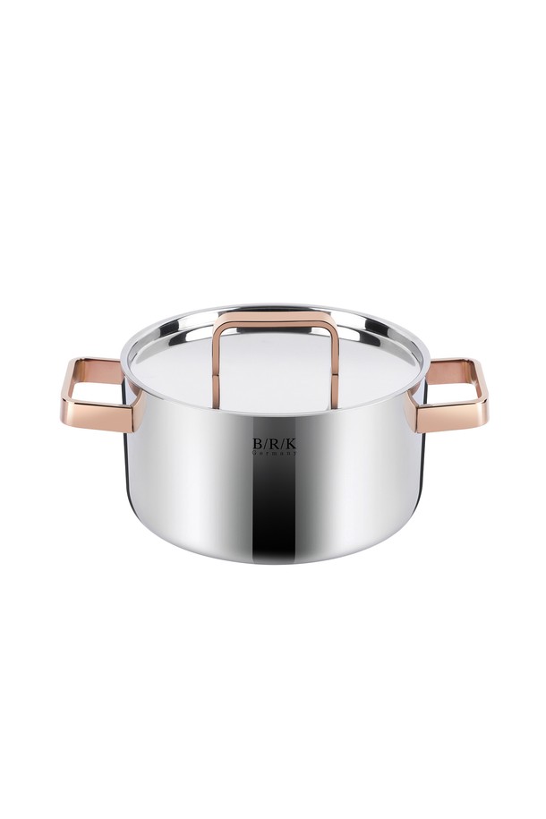 [BRK] 로즈골드 통5중 스테인리스 스틸 양수 냄비 20cm은 주방 조리용으로 적합한 제품입니다. 5중 구조의 스테인리스 스틸과 알루미늄 소재로 제작되어 견고하며 변형 없이 오래 사용할 수 있습니다. 로즈골드와 실버 색상으로 제공되며, 20cm 사이즈로 다양한 요리에 활용 가능합니다. 열전도율이 뛰어나고, 영양소 손실을 최소화하며, 인덕션에서도 사용 가능합니다. 오목한 뚜껑과 넘침 방지 구조, 묵직한 뚜껑 디자인으로 완성도를 높였습니다.
