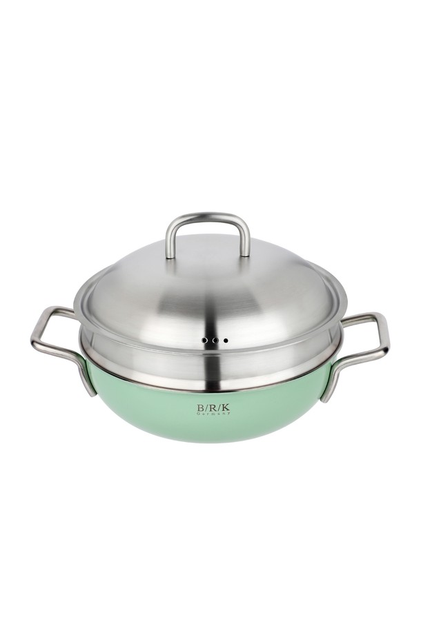 [BRK] 노르딕 통5중 WOK(웍) 24cm 그린(스티머 포함)은 요리의 즐거움을 더하는 주방 필수템입니다. 열효율성이 뛰어나고 에너지 절감 효과가 있는 통5중 레이어 구조로 설계되었으며, 스테인리스 스틸과 알루미늄 알로이 소재를 사용하여 내구성을 높였습니다. 24cm 사이즈에 틈 형태 뚜껑과 풀인덕션 바닥, 스티머를 포함하여 웍 요리와 스팀 요리를 더욱 편리하게 즐길 수 있습니다. 빠른 열전도와 균일한 열 분포로 재료 본연의 맛과 향, 영양소 파괴를 최소화하며, 모든 열원에서 사용 가능합니다. 인덕션 사용 시에는 화구 크기를 확인하고 소형 전용 화구 사용을 권장합니다.
