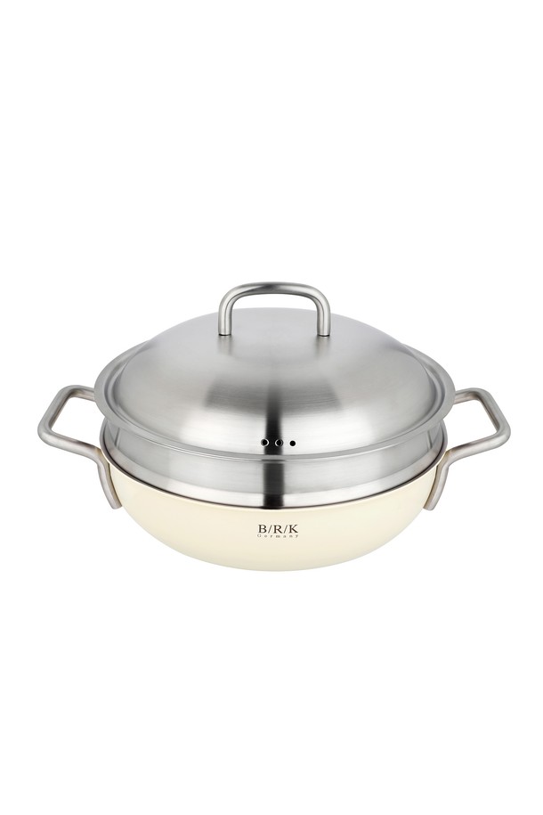 [BRK] 노르딕 통5중 WOK 24cm 크림 화이트(스티머 포함)는 통 5중 구조로 제작되어 뛰어난 열 효율을 자랑하는 웍/볶음팬입니다. 크림 화이트 색상으로 주방에 산뜻함을 더하며, 24cm 사이즈로 다양한 요리에 활용하기 좋습니다. 스테인리스 스틸 소재로 제작되어 위생적이며 내구성이 뛰어나 오래 사용할 수 있습니다. 스티머가 함께 제공되어 찜 요리도 간편하게 즐길 수 있으며, 양손잡이 디자인으로 안정적인 사용이 가능합니다. 이 웍 팬은 깊이감 있는 형태로 재료가 밖으로 튀는 것을 방지하며, 볶음 요리에 최적화된 사용성을 제공합니다.
